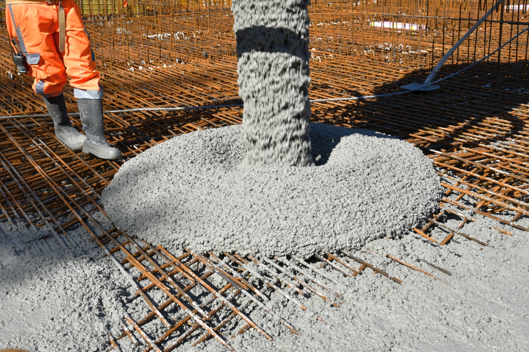 Frischer Beton wird eingelassen.