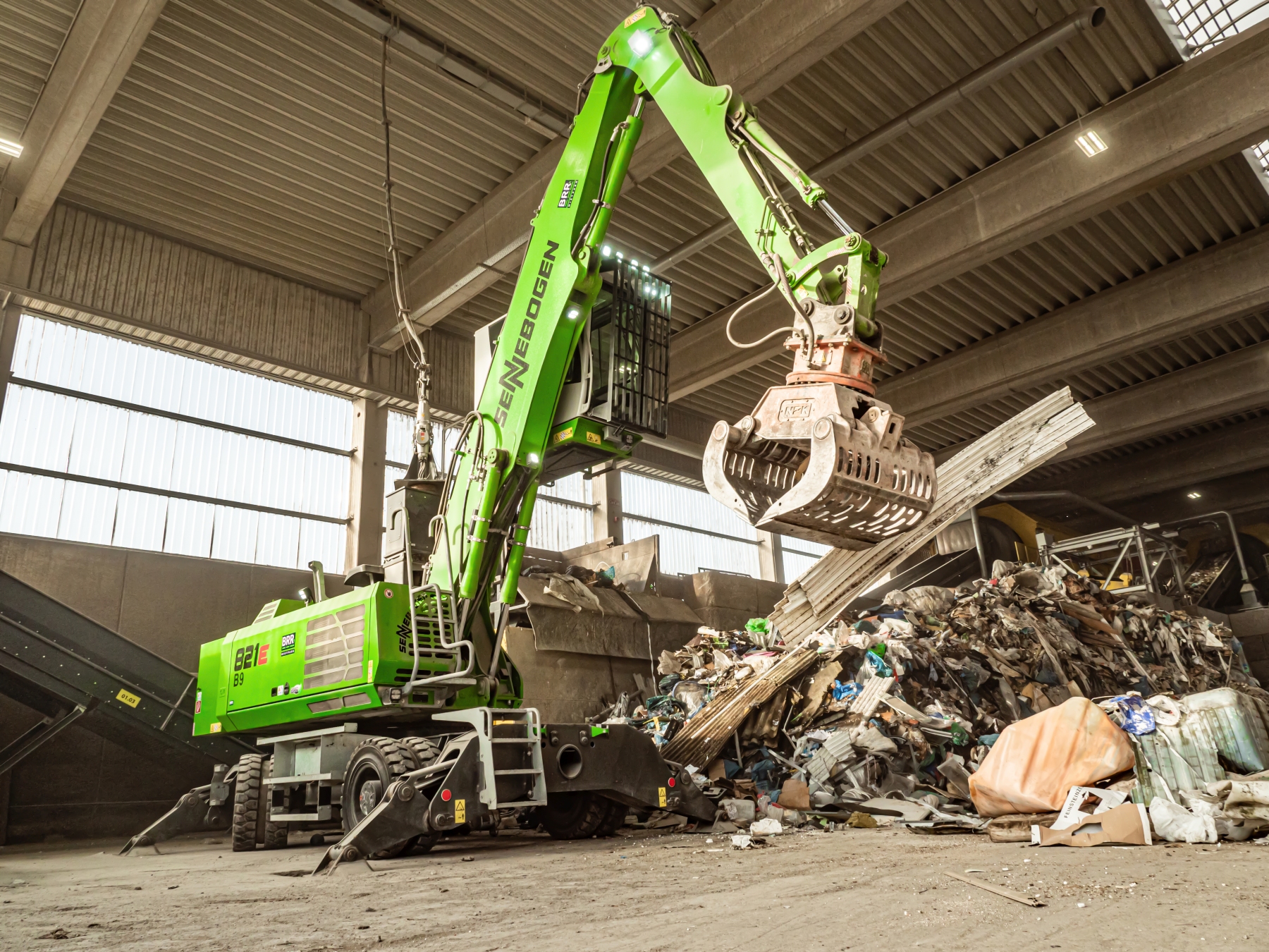 Sennebogen Bagger sortiert Bausperrgut.