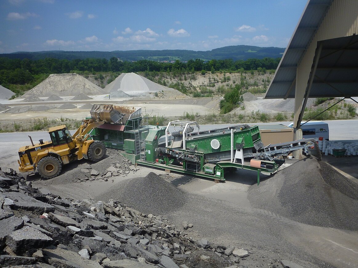 Anlage welche alten Asphalt neu aufbereitet.