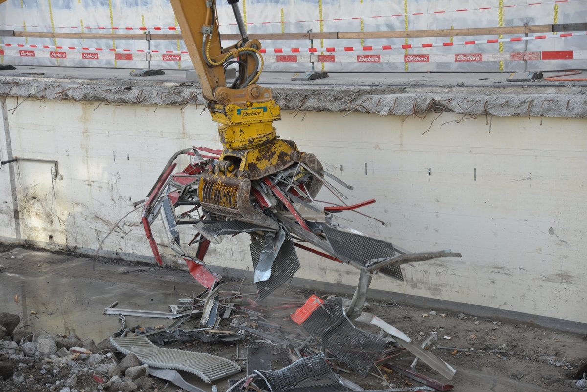 Bagger sortiert Metall, das wiederverwendet werden kann.