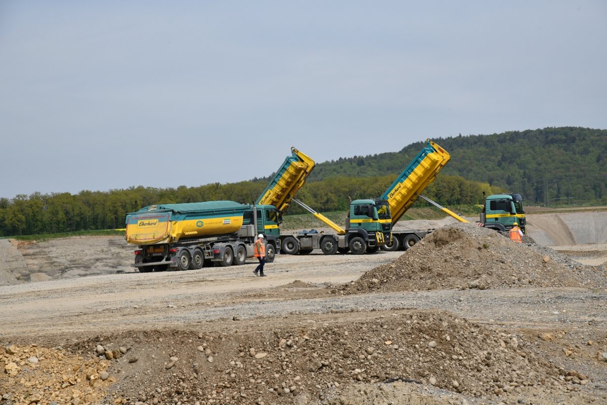 Bagger in einer Kiesgrube.