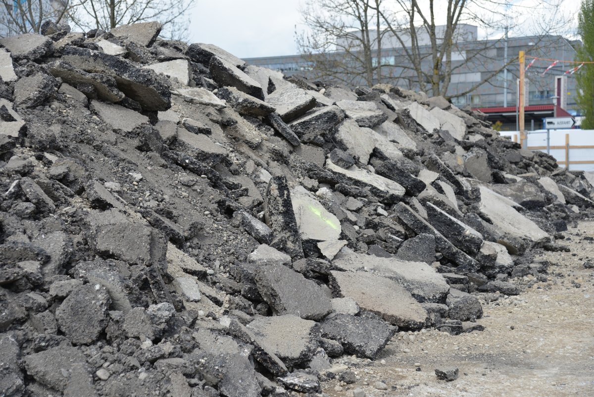 Abgebrochener Asphalt auf einem Haufen.