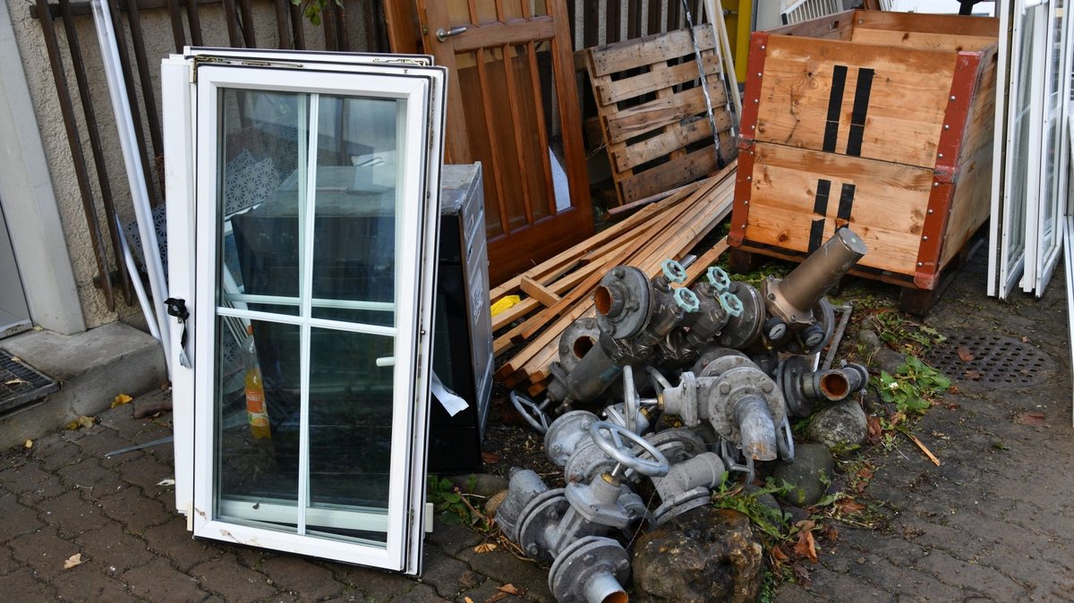 Alte Fenster, Anlageteile und Holz.