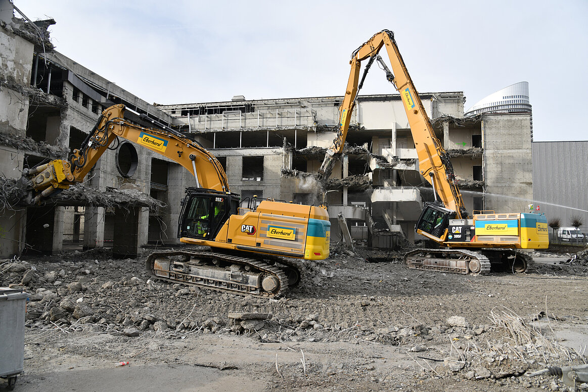 Zwei Eberhard-Bagger bauen ein Gebäude zurück.