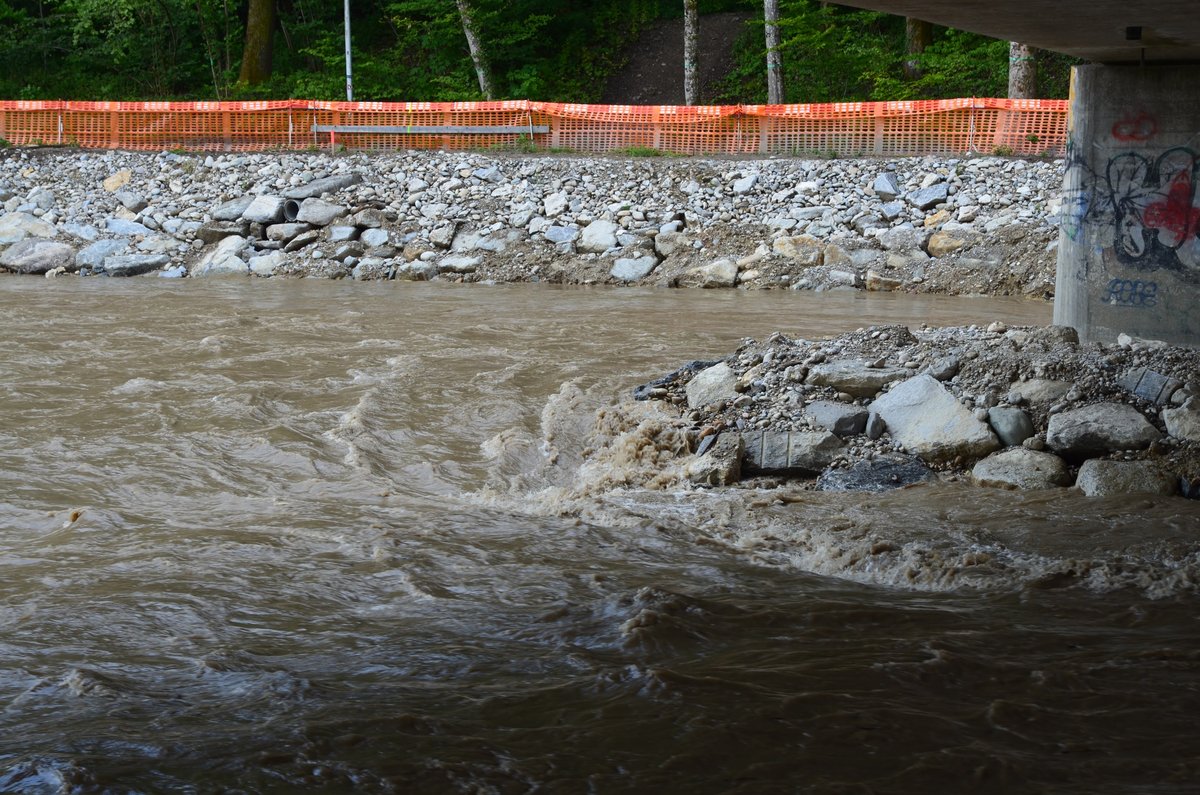 Fluss der sehr viel Wasser führt.