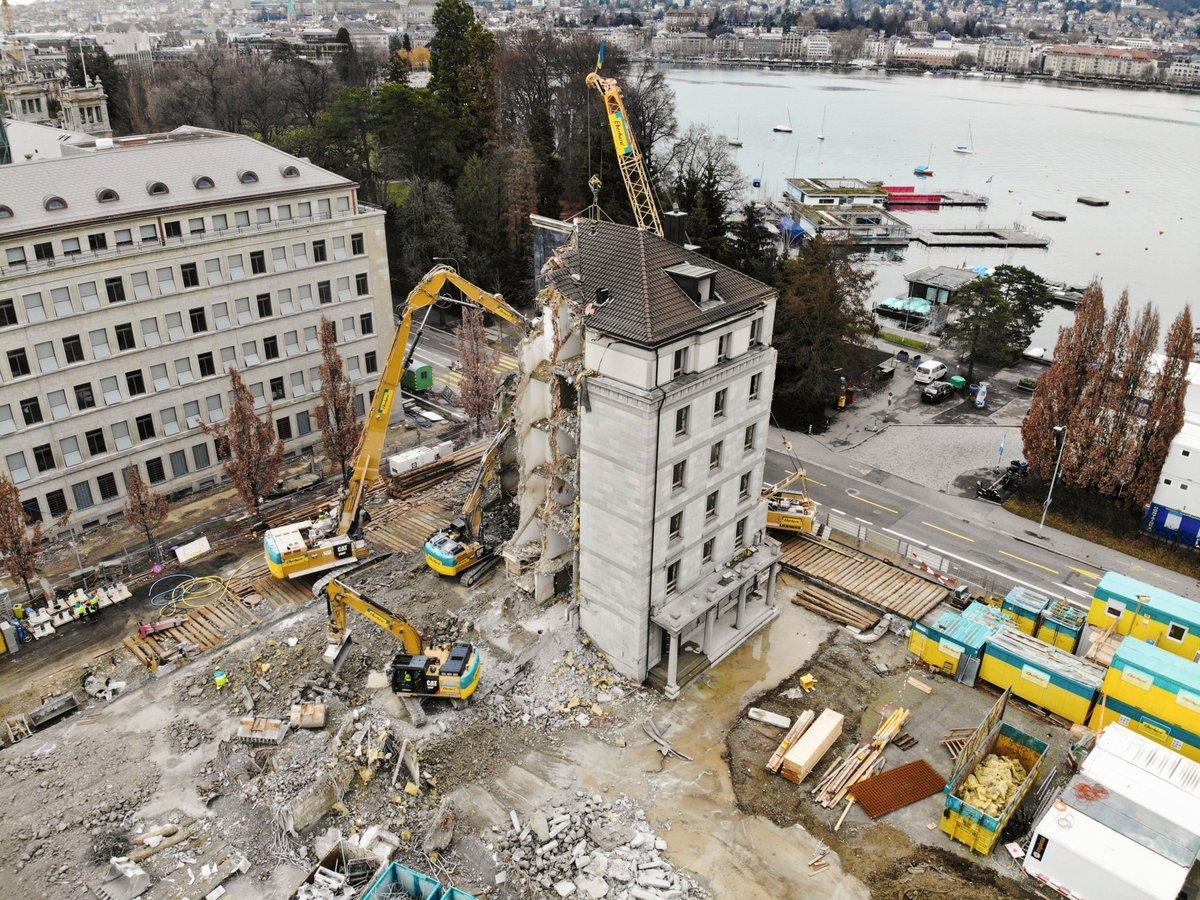 Luftaufnahme des Rückbau eines sechsstöckigen Gebäudes.
